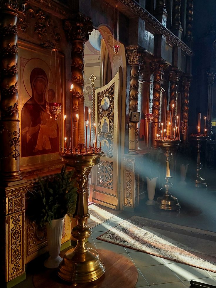 Интерьер храма — церковные свечи и иконостас. Магазин ладана СлаДенЪ.